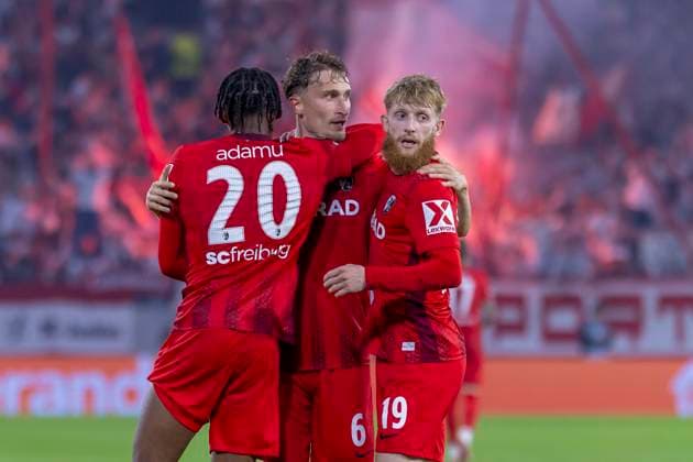 Freiburg, Deutschland 24. September 2025: Europa League - Gruppenphase - 2025 2026 - SC Freiburg vs. FC Basel Im Bild: 2. v.li. Torschütze Patrick Osterhage (SCF) jubelt nach seinem Tor zum 1:0 mit Junior Adamu (SCF) und Jan-Niklas Beste (SCF) Europapark-Stadion Baden Württemberg Copyright: xFotostandx xSchäferx