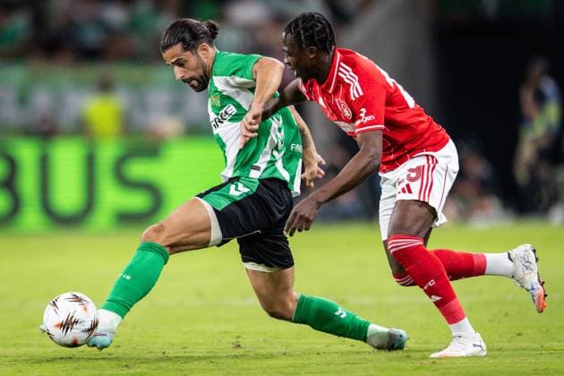 September 24, 2025, Sevilla, Spain, Spain: RICARDO RODRIGUEZ of Real Betis Balompie and DILANE BAKWA of Nottingham Forest during the UEFA Europa League, League Phase MD1 match between Real Betis Balompie and Nottingham Forest at Estadio La Cartuja. Sevilla Spain - ZUMAm308 20250924_zsp_m308_008 Copyright: xMatthieuxMirvillex