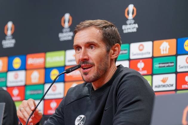 Fussball: UEFA Europa League 2025 26, 1. Spieltag - SC Freiburg vs FC Basel - Europa-Park-Stadion (Freiburg): Julian Schuster (SC Freiburg, Trainer) Pressekonferenz, Medien Freiburg im Breisgau Baden-Württemberg Deutschland Copyright: xJOERANxSTEINSIEKx