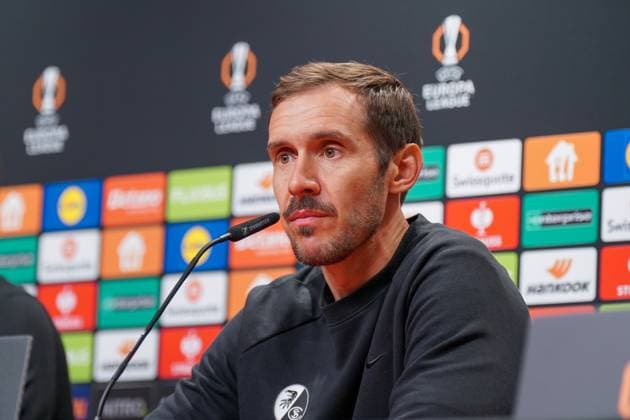 Fussball: UEFA Europa League 2025 26, 1. Spieltag - SC Freiburg vs FC Basel - Europa-Park-Stadion (Freiburg): Julian Schuster (SC Freiburg, Trainer) Pressekonferenz, Medien Freiburg im Breisgau Baden-Württemberg Deutschland Copyright: xJOERANxSTEINSIEKx