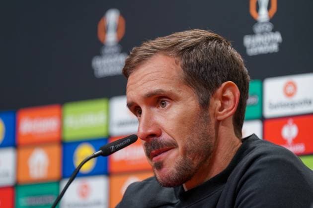 Fussball: UEFA Europa League 2025 26, 1. Spieltag - SC Freiburg vs FC Basel - Europa-Park-Stadion (Freiburg): Julian Schuster (SC Freiburg, Trainer) Pressekonferenz, Medien Freiburg im Breisgau Baden-Württemberg Deutschland Copyright: xJOERANxSTEINSIEKx