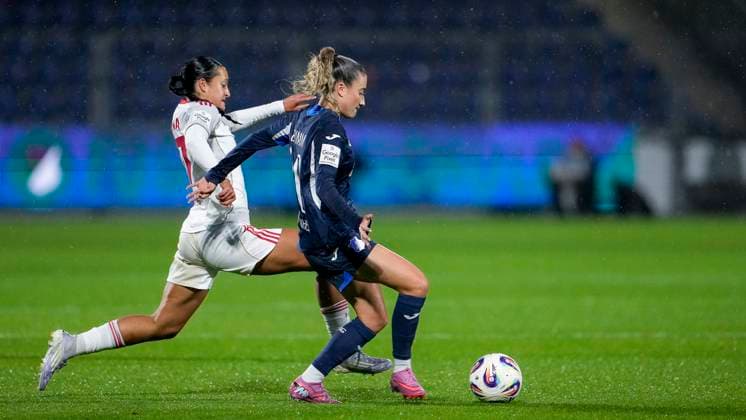 v.li.: Selma Licina (FCN, 17), Janna Grimm (TSG, 26), Zweikampf, Spielszene, Duell, duel, tackle, tackling, Dynamik, Action, Aktion, 24.09.2025, Sinsheim (Hoffenheim) (Deutschland), Fussball, Google Pixel Frauen-Bundesliga, TSG 1899 Hoffenheim - 1. FC Nürnberg, DFB DFL REGULATIONS PROHIBIT ANY USE OF PHOTOGRAPHS AS IMAGE SEQUENCES AND OR QUASI-VIDEO.