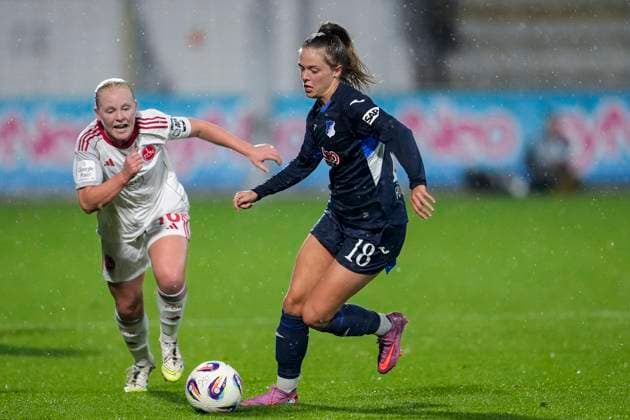 v.li.: Aleigh Gambone (FCN, 16), Valesca Ampoorter (TSG, 18), Zweikampf, Spielszene, Duell, duel, tackle, tackling, Dynamik, Action, Aktion, 24.09.2025, Sinsheim (Hoffenheim) (Deutschland), Fussball, Google Pixel Frauen-Bundesliga, TSG 1899 Hoffenheim - 1. FC Nürnberg, DFB DFL REGULATIONS PROHIBIT ANY USE OF PHOTOGRAPHS AS IMAGE SEQUENCES AND OR QUASI-VIDEO.