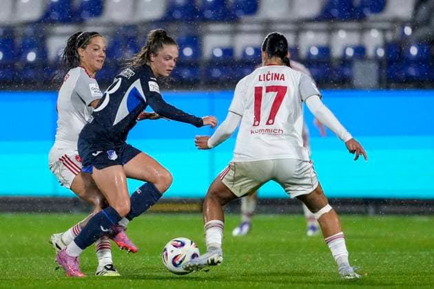 v.li.: Laura Miller (FCN, 9), Valesca Ampoorter (TSG, 18), Selma Licina (FCN, 17), Zweikampf, Spielszene, Duell, duel, tackle, tackling, Dynamik, Action, Aktion, 24.09.2025, Sinsheim (Hoffenheim) (Deutschland), Fussball, Google Pixel Frauen-Bundesliga, TSG 1899 Hoffenheim - 1. FC Nürnberg, DFB DFL REGULATIONS PROHIBIT ANY USE OF PHOTOGRAPHS AS IMAGE SEQUENCES AND OR QUASI-VIDEO.