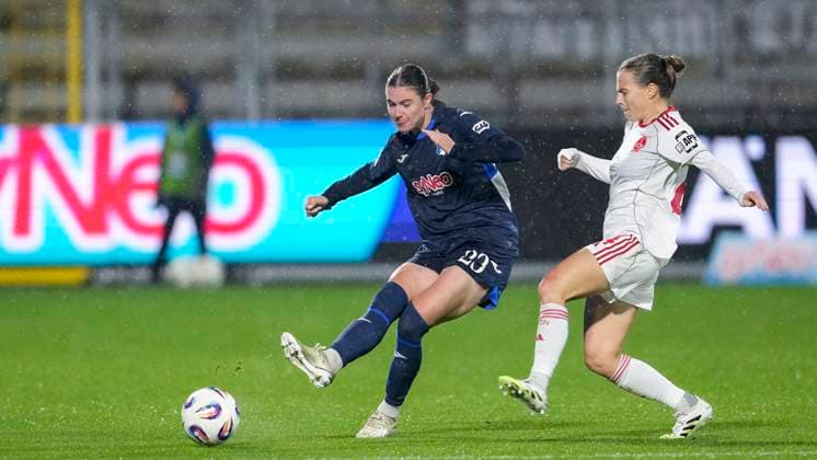 v.li.: Chiara Hahn (TSG, 23), Nastassja Lein (FCN, 24), Zweikampf, Spielszene, Duell, duel, tackle, tackling, Dynamik, Action, Aktion, 24.09.2025, Sinsheim (Hoffenheim) (Deutschland), Fussball, Google Pixel Frauen-Bundesliga, TSG 1899 Hoffenheim - 1. FC Nürnberg, DFB DFL REGULATIONS PROHIBIT ANY USE OF PHOTOGRAPHS AS IMAGE SEQUENCES AND OR QUASI-VIDEO.