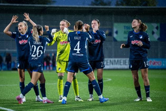 Vanessa Diehm (TSG Hoffenheim, 06), Janna Grimm (TSG Hoffenheim, 26), Laura Dick (TSG Hoffenheim, 01), Lisann Kaut (TSG Hoffenheim, 04), Chiara Hahn (TSG Hoffenheim, 23), Lisa Doorn (TSG Hoffenheim, 14) klatschen vor dem Spiel ab, GER, TSG 1899 Hoffenheim vs 1. FC Nuernberg, Fussball Google Pixel Frauen Bundesliga, 4. Spieltag, Saison 2025 2026, 24.09.2025 DFB regulations prohibit any use of photographs as image sequences and or quasi-video GER, TSG 1899 Hoffenheim vs 1. FC Nuernberg, Fussball Google Pixel Frauen Bundesliga, 4. Spieltag, Saison 2025 2026, 24.09.2025 Hoffenheim Copyright: xEibner-Pressefoto Memmlerx EP_MMR