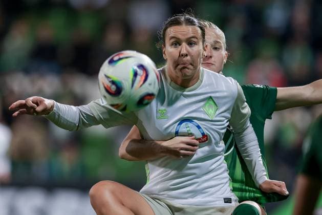 Larissa Mühlhaus (SV Werder Bremen, 7) am Ball, Einzelbild, Ganzkörper, Aktion, Action, Spielszene, Portrait, Nahaufnahme, Einzelfoto, Einzelbild, DIE DFB-RICHTLINIEN UNTERSAGEN JEGLICHE NUTZUNG VON FOTOS ALS SEQUENZBILDER UND ODER VIDEOÄHNLICHE FOTOSTRECKEN. DFB REGULATIONS PROHIBIT ANY USE OF PHOTOGRAPHS AS IMAGE SEQUENCES AND OR QUASI-VIDEO., 24.09.2025, Wolfsburg (Deutschland), Fussball, Google Pixel Frauen-Bundesliga, VfL Wolfsburg - SV Werder Bremen