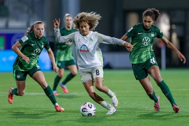 v.li.: Janou Levels (VfL Wolfsburg, 15), Amira Arfaoui (SV Werder Bremen, 8) und Cora Zicai (VfL Wolfsburg, 28) im Zweikampf, Duell, Dynamik, Aktion, Action, Spielszene, DIE DFB-RICHTLINIEN UNTERSAGEN JEGLICHE NUTZUNG VON FOTOS ALS SEQUENZBILDER UND ODER VIDEOÄHNLICHE FOTOSTRECKEN. DFB REGULATIONS PROHIBIT ANY USE OF PHOTOGRAPHS AS IMAGE SEQUENCES AND OR QUASI-VIDEO., 24.09.2025, Wolfsburg (Deutschland), Fussball, Google Pixel Frauen-Bundesliga, VfL Wolfsburg - SV Werder Bremen