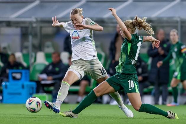 v.li.: Lina Hausicke (SV Werder Bremen, 18) und Justine Kielland (VfL Wolfsburg, 18) im Zweikampf, Duell, Dynamik, Aktion, Action, Spielszene, DIE DFB-RICHTLINIEN UNTERSAGEN JEGLICHE NUTZUNG VON FOTOS ALS SEQUENZBILDER UND ODER VIDEOÄHNLICHE FOTOSTRECKEN. DFB REGULATIONS PROHIBIT ANY USE OF PHOTOGRAPHS AS IMAGE SEQUENCES AND OR QUASI-VIDEO., 24.09.2025, Wolfsburg (Deutschland), Fussball, Google Pixel Frauen-Bundesliga, VfL Wolfsburg - SV Werder Bremen