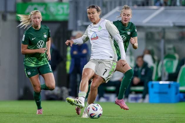 v.li.: Ella Peddemors (VfL Wolfsburg, 5), Larissa Mühlhaus (SV Werder Bremen, 7) und Janina Minge (VfL Wolfsburg, 6) im Zweikampf, Duell, Dynamik, Aktion, Action, Spielszene, DIE DFB-RICHTLINIEN UNTERSAGEN JEGLICHE NUTZUNG VON FOTOS ALS SEQUENZBILDER UND ODER VIDEOÄHNLICHE FOTOSTRECKEN. DFB REGULATIONS PROHIBIT ANY USE OF PHOTOGRAPHS AS IMAGE SEQUENCES AND OR QUASI-VIDEO., 24.09.2025, Wolfsburg (Deutschland), Fussball, Google Pixel Frauen-Bundesliga, VfL Wolfsburg - SV Werder Bremen