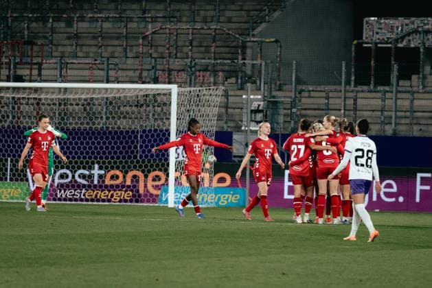 Essen, Germany, September 24th 2025 Team of 1.FC Köln celebration of their first win after the game during the Google Pixel Frauen Bundesliga match between SGS Essen and 1.FC Köln at Franz-Kremer-Stadion, in Cologne, Germany. (Gabor Baumgarten SPP) Copyright: xGaborxBaumgartenx xSPPx spp-en-GaBaSp-25_09_24_SGS Essen_1.FC Kln_Gabor_Baumgarten-525112