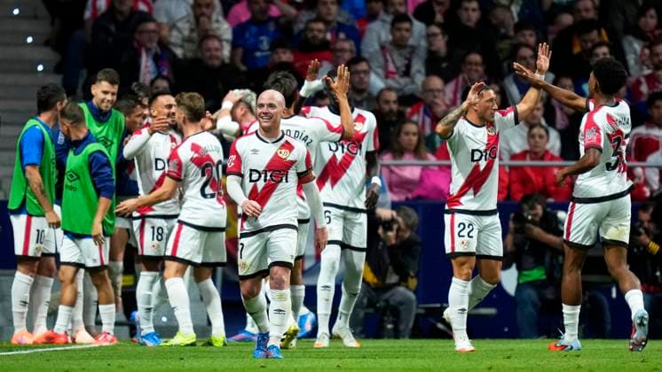 ESP: Atletico de Madrid - Rayo Vallecano. La Liga EA Sports. Date 5 Alvaro Garcia of Rayo Vallecano celebrates with his teammates after scoring goal during the La Liga EA Sports match between Atletico de Madrid and Rayo Vallecano played at Riyadh Metropolitano Stadium on September 24, 2025 in Madrid, Spain. kpng Copyright: xCesarxCebollax xPRESSINx PS_250924_ATM_RAY_2526_2921