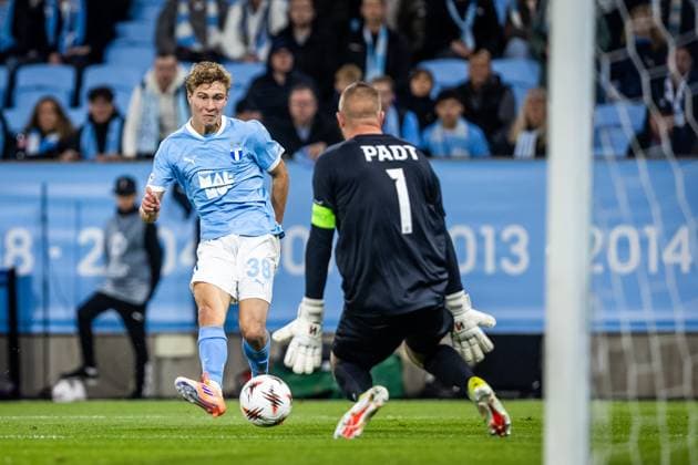 MALMO FF - LUDOGORETS Hugo Bolin of Malmö FF and Sergio Padt of Ludogorets during the UEFA Europa League, league stage match between Malmö FF and Ludogorets. Eleda Stadion, Malmo, Sweden, September 24, 2025. Photo by Branislav Racko Copyright: xx 080A0583