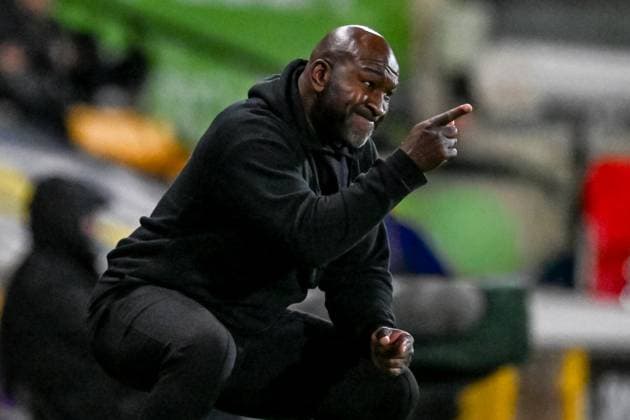 Carabao Cup Round 3 Port Vale v Arsenal Darren Moore, manager for Port Vale, points towards a player from the touchline during the Carabao Cup Round 3 match Port Vale vs Arsenal at Vale Park, Burslem, United Kingdom, 24th September 2025 (Photo by Adam Gee News Images) Burslem Vale Park Staffordshire United Kingdom Copyright: xAdamxGee NewsxImagesx