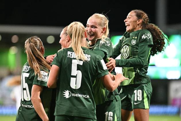 Fußball I Frauen I Saison 2025-2026 I Bundesliga I 4. Spieltag I VfL Wolfsburg - SV Werder Bremen I 24.09.2025 Torjubel VfL Wolfsburg nach dem Tor zum 4:1 v.l.n.r. Janou Johanna Theodora Levels (15, VfL Wolfsburg), Alexandra Popp (11, VfL Wolfsburg), Ella Peddemors (5, VfL Wolfsburg), Camilla Küver (16, VfL Wolfsburg) und Kessya Bussy (19, VfL Wolfsburg) Wolfsburg AOK Stadion Niedersachsen Deutschland Copyright: xLobeca InesxHähnelx