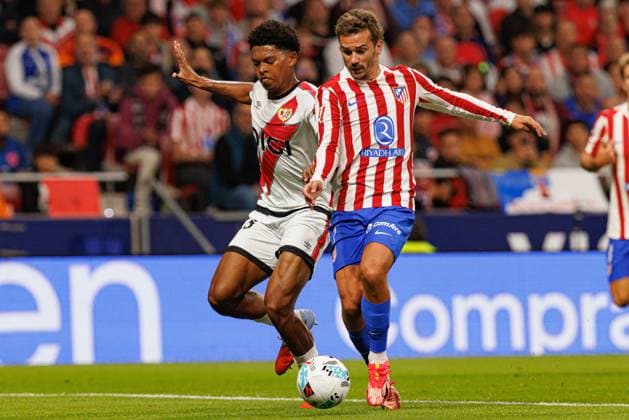September 24, 2025, Madrid, Spain: Jozhua Vertrouwd of Rayo Vallecano (L) and Antoine Griezmann of Atletico de Madrid seen in action during LaLiga EA SPORTS game between teams of Atletico de Madrid and Rayo Vallecano at Riyadh Air Metropolitano. Final score Atletico de Madrid 3 : 2 Rayo Vallecano Madrid Spain - ZUMAs197 20250924_aaa_s197_338 Copyright: xMaciejxRogowskix