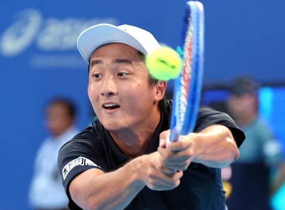September 25, 2025, Tokyo, Japan - Shintaro Mochizuki of Japan returns the ball against Casper Ruud of Norway during a single round 32 match at the the Japan Open Tennis tournament in Tokyo on Thursday, September 25, 2025. Ruud defeated Mochizuki 4-6, 6-1, 6-1. (photo by Yoshio Tsunoda AFLO) Noxthirdxpartyxsales  aflo_304723855