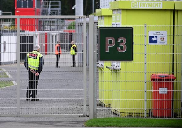 25.09.2025, xophax, Fussball 1.Bundesliga, Bayer 04 Leverkusen Saison 2025 2026 Trainingsgelände an der BayArena Bayarena Neuer Zaun um das Trainingsgelände. Sichtschutz vor den Trainingseinheiten. Vorhang für die Profis. Security. Wekschutz. (DFL DFB REGULATIONS PROHIBIT ANY USE OF PHOTOGRAPHS as IMAGE SEQUENCES and or QUASI-VIDEO) Leverkusen