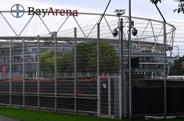25.09.2025, xophax, Fussball 1.Bundesliga, Bayer 04 Leverkusen Saison 2025 2026 Trainingsgelände an der BayArena Bayarena Neuer Zaun um das Trainingsgelände. Sichtschutz vor den Trainingseinheiten. Vorhang für die Profis. (DFL DFB REGULATIONS PROHIBIT ANY USE OF PHOTOGRAPHS as IMAGE SEQUENCES and or QUASI-VIDEO) Leverkusen