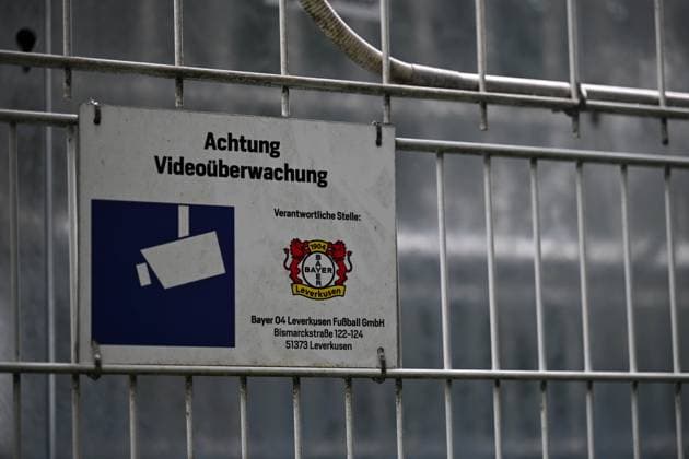 25.09.2025, xophax, Fussball 1.Bundesliga, Bayer 04 Leverkusen Saison 2025 2026 Trainingsgelände an der BayArena Bayarena Neuer Zaun um das Trainingsgelände. Sichtschutz vor den Trainingseinheiten. Vorhang für die Profis. Videokameras (DFL DFB REGULATIONS PROHIBIT ANY USE OF PHOTOGRAPHS as IMAGE SEQUENCES and or QUASI-VIDEO) Leverkusen