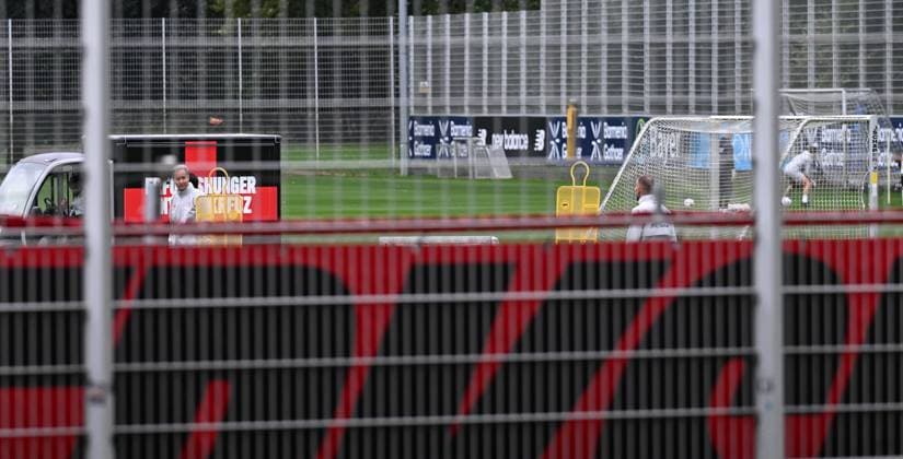 25.09.2025, xophax, Fussball 1.Bundesliga, Bayer 04 Leverkusen Saison 2025 2026 Trainingsgelände an der BayArena Bayarena Neuer Zaun um das Trainingsgelände. Sichtschutz vor den Trainingseinheiten. Vorhang für die Profis. (DFL DFB REGULATIONS PROHIBIT ANY USE OF PHOTOGRAPHS as IMAGE SEQUENCES and or QUASI-VIDEO) Leverkusen