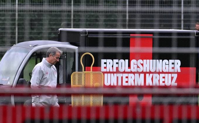 25.09.2025, xophax, Fussball 1.Bundesliga, Bayer 04 Leverkusen Saison 2025 2026 Trainingsgelände an der BayArena Bayarena Neuer Zaun um das Trainingsgelände. Sichtschutz vor den Trainingseinheiten. Vorhang für die Profis. Trainer Kasper Hjumand (DFL DFB REGULATIONS PROHIBIT ANY USE OF PHOTOGRAPHS as IMAGE SEQUENCES and or QUASI-VIDEO) Leverkusen