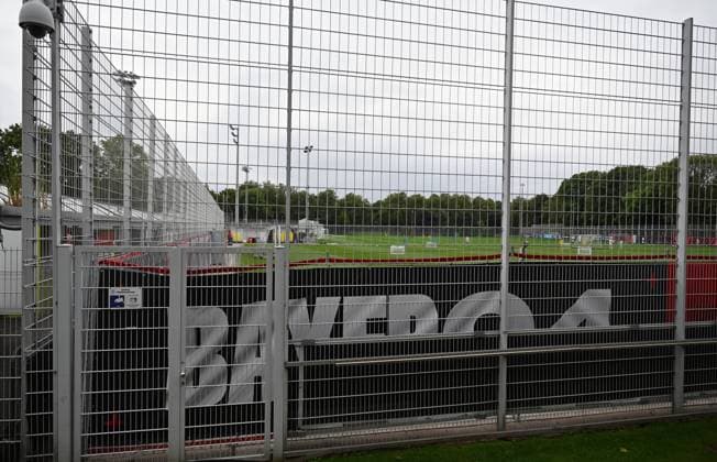 25.09.2025, xophax, Fussball 1.Bundesliga, Bayer 04 Leverkusen Saison 2025 2026 Trainingsgelände an der BayArena Bayarena Neuer Zaun um das Trainingsgelände. Sichtschutz vor den Trainingseinheiten. Vorhang für die Profis. (DFL DFB REGULATIONS PROHIBIT ANY USE OF PHOTOGRAPHS as IMAGE SEQUENCES and or QUASI-VIDEO) Leverkusen