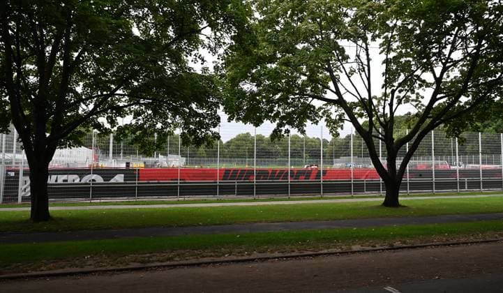 25.09.2025, xophax, Fussball 1.Bundesliga, Bayer 04 Leverkusen Saison 2025 2026 Trainingsgelände an der BayArena Bayarena Neuer Zaun um das Trainingsgelände. Sichtschutz vor den Trainingseinheiten. Vorhang für die Profis. (DFL DFB REGULATIONS PROHIBIT ANY USE OF PHOTOGRAPHS as IMAGE SEQUENCES and or QUASI-VIDEO) Leverkusen