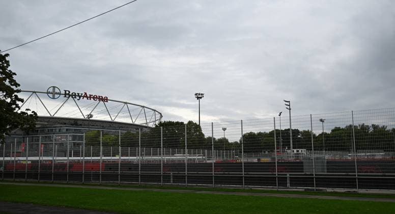 25.09.2025, xophax, Fussball 1.Bundesliga, Bayer 04 Leverkusen Saison 2025 2026 Trainingsgelände an der BayArena Bayarena Neuer Zaun um das Trainingsgelände. Sichtschutz vor den Trainingseinheiten. Vorhang für die Profis. (DFL DFB REGULATIONS PROHIBIT ANY USE OF PHOTOGRAPHS as IMAGE SEQUENCES and or QUASI-VIDEO) Leverkusen