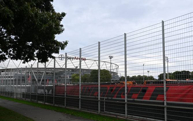 25.09.2025, xophax, Fussball 1.Bundesliga, Bayer 04 Leverkusen Saison 2025 2026 Trainingsgelände an der BayArena Bayarena Neuer Zaun um das Trainingsgelände. Sichtschutz vor den Trainingseinheiten. Vorhang für die Profis (DFL DFB REGULATIONS PROHIBIT ANY USE OF PHOTOGRAPHS as IMAGE SEQUENCES and or QUASI-VIDEO) Leverkusen
