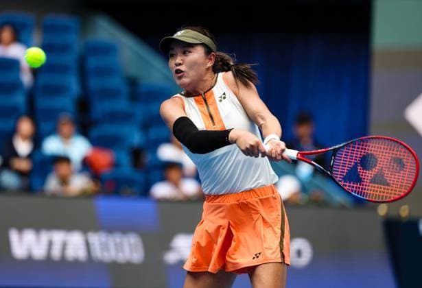 (250925) -- BEIJING, Sept. 25, 2025 -- Zhu Lin hits a return during the women s singles first round match between Zhu Lin of China and Uchijima Moyuka of Japan at 2025 China Open tennis tournament in Beijing, China, Sept. 25, 2025. ) (SP)CHINA-BEIJING-TENNIS-CHINA OPEN-WOMEN S SINGLES-FIRST ROUND (CN) DuxXinyi 