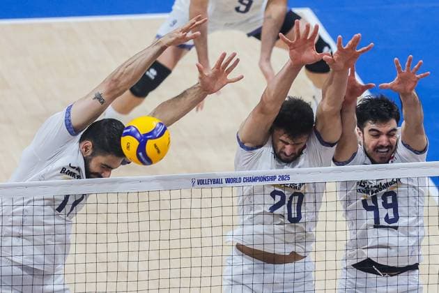 (250925) -- PASAY CITY, Sept. 25, 2025 -- Players of Iran compete during the quarterfinal match between the Czech Republic and Iran at the FIVB Men s World Championship, WM, Weltmeisterschaft 2025 in Pasay City, the Philippines, Sept. 25, 2025. ) (SP)PHILIPPINES-PASAY CITY-VOLLEYBALL-FIVB MEN S WORLD CHAMPIONSHIP 2025-CZE VS IRI ROUELLExUMALI 