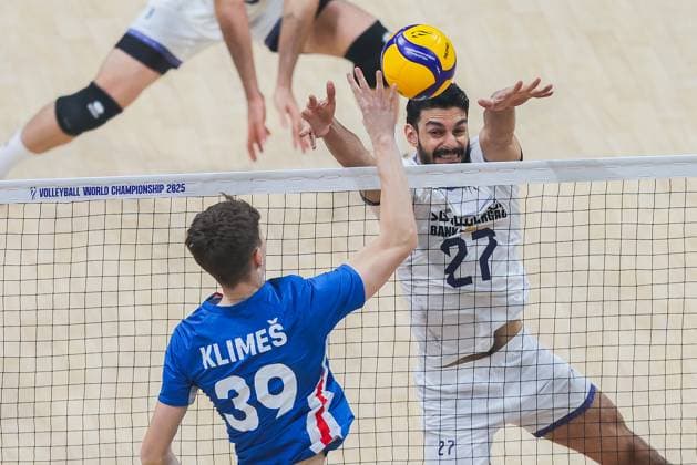 (250925) -- PASAY CITY, Sept. 25, 2025 -- Antonin Klimes (front) of the Czech Republic competes against Mohammad Valizadeh of Iran during the quarterfinal match between the Czech Republic and Iran at the FIVB Men s World Championship, WM, Weltmeisterschaft 2025 in Pasay City, the Philippines, Sept. 25, 2025. ) (SP)PHILIPPINES-PASAY CITY-VOLLEYBALL-FIVB MEN S WORLD CHAMPIONSHIP 2025-CZE VS IRI ROUELLExUMALI 