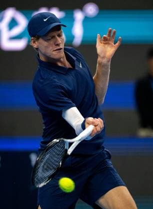 (250925) -- BEIJING, Sept. 25, 2025 -- Jannik Sinner hits a return during the men s singles first round match between Jannik Sinner of Italy and Marin Cilic of Croatia at 2025 China Open tennis tournament in Beijing, China, Sept. 25, 2025. ) (SP)CHINA-BEIJING-TENNIS-CHINA OPEN-MEN S SINGLES-FIRST ROUND (CN) HuxJingwen 