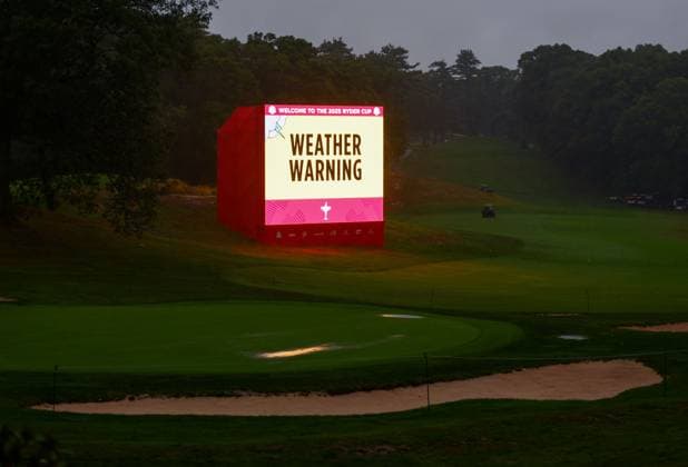 Sport Themen der Woche KW 39 Weather warning signage. 2025 Ryder Cup, Thursday Practice, Golf, Bethpage Black Golf Course, New York, USA - 25 Sep 2025New York Bethpage Black Golf Course New York (NY) United States of America EDITORIAL USE ONLY No use with unauthorised audio, video, data, fixture lists, club league logos or live services. Online in-match use limited to 120 images, no video emulation. No use in betting, games or single club league player publications.  Copyright: xJamesxMarsh Shutterstockx 15500195q