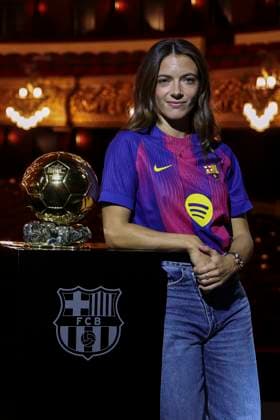 September 25, 2025, Barcelona, Barcelona, SPAIN: Aitana Bonmati of FC Barcelona, Barca poses with her three Ballon d Or awards at the Gran Teatre del Liceu on September 25, 2025 in Barcelona, Spain. Barcelona SPAIN - ZUMAa181 20250925_zaa_a181_008 Copyright: xJavierxBorregox