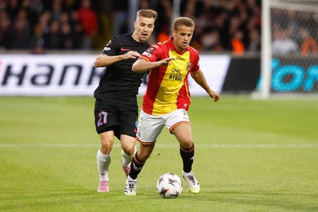 DEVENTER , 25-09-2025 , Stadium De Adelaarshorst , season 2025 2026 , UEFA Europa League League phase . match between Go Ahead Eagles and FCSB, Picture shows FCSB player Darius Olaru , Go Ahead Eagles player Kenzo Goudmijn Go Ahead Eagles - FCSB  x31191706x Copyright: