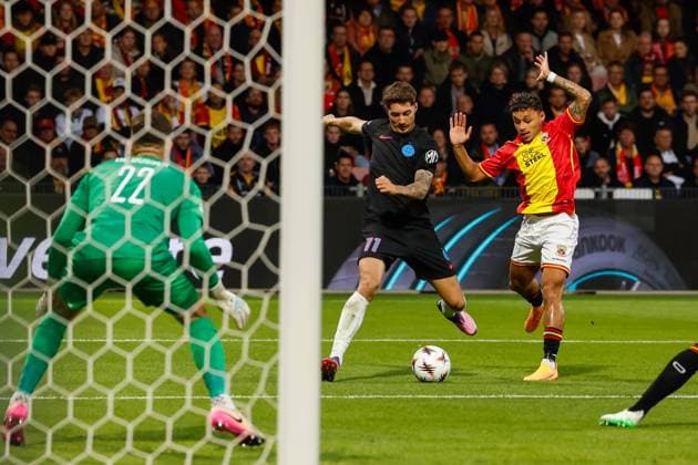 David Miculescu of Fotbal Club FCSB and Dean James of Go Ahead Eagles battle for the ball Go Ahead Eagles v Fotbal Club FCSB, UEFA Europa League 2025 26 League Phase MD1, Go Ahead Eagles v Fotbal Club FCSB, Stadion De Adelaarshorst, September 25, 2025, Deventer, Netherlands.