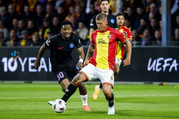 DEVENTER - (l-r) Siyabonga Ngezana of FCSB, Victor Edvardsen of Go Ahead Eagles during the Europa League match between Go Ahead Eagles and Steaua Bucharest at the De Adelaarshorst stadium on September 25, 2025, in Deventer, Netherlands. ANP VINCENT JANNINK UEFA Europa League 2025-2026 xVIxANPxSportx xxANPxIVx 537465398 originalFilename: 537465398.jpg