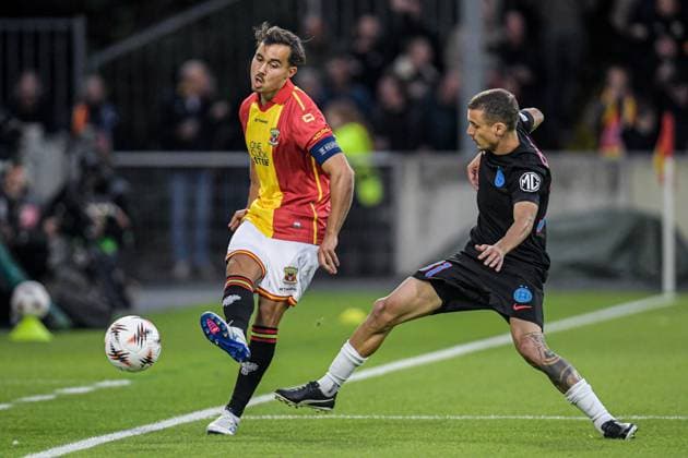 2025-09-25 Go Ahead Eagles v FCSB - UEFA Europa League 2025 26 League Phase DEVENTER, NETHERLANDS - SEPTEMBER 25: Mats Deijl of Go Ahead Eagles, Juri Cisotti of FCSB battle for the ball during the UEFA Europa League 2025 26 League Phase match between Go Ahead Eagles and FCSB at De Aderlaarshorst on September 25, 2025 in Deventer, Netherlands. Deventer De Aderlaarshorst Netherlands Content not available for redistribution in The Netherlands directly or indirectly through any third parties. Copyright: xDennisxBresserx