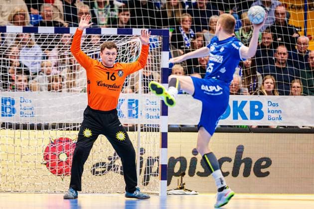 v.l. Lukas Diedrich (Bergischer HC, 16), Niels Gerardus Versteijnen (TBV Lemgo Lippe, 25) beim Siebenmeter 7 Meter Wurf GER, TBV Lemgo Lippe vs. Bergischer HC, Handball, 1. Bundesliga, 6. Spieltag, Spielzeit 2025 2026, 25.09.2025 GER, TBV Lemgo Lippe vs. Bergischer HC, Handball, 1. Bundesliga, 6. Spieltag, Spielzeit 2025 2026, 25.09.2025 Lemgo Copyright: xEibner-Pressefoto JanxRollingerx EP_JSK