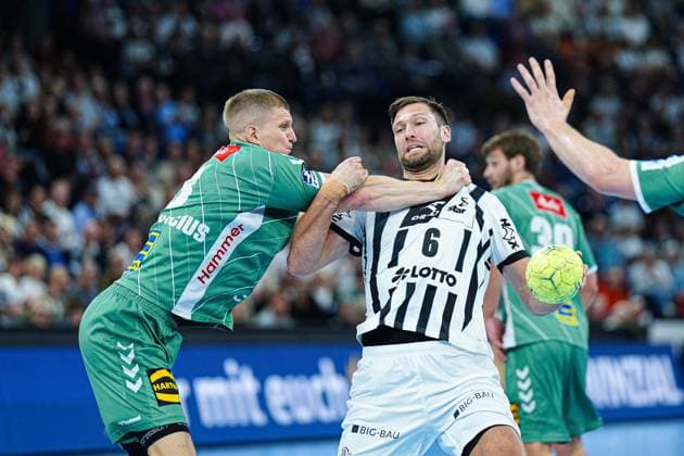 Karolis Antanavicius (GWD Minden, 08), Harald Reinkind (THW Kiel, 06) GER, THW Kiel vs. GWD Minden, Handball, 1. Bundesliga, Spieltag 15, Saison 2025 2026, 25.09.2025 GER, THW Kiel vs. GWD Minden, Handball, 1. Bundesliga, Spieltag 15, Saison 2025 2026, 25.09.2025 Kiel Copyright: xEibner-Pressefoto MarcelxvonxFehrnx EP_MFN
