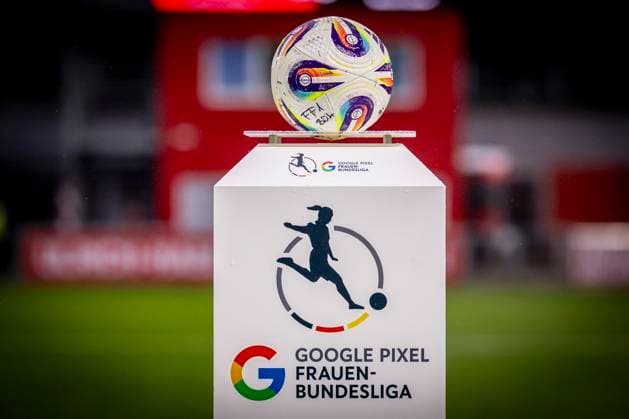 Frauen Fußball-Bundesliga; Bayer 04 Leverkusen - Eintracht Frankfurt, 25.09.2025 Impressionen: der Ball vor dem Spiel; Bayer 04 Leverkusen - Eintracht Frankfurt an Spieltag 4 der Google Pixel Frauen-Bundesliga am 25.09.2025 im Ulrich-Haberland-Stadion in Leverkusen (Nordrhein-Westfalen). DFL REGULATIONS PROHIBIT ANY USE OF PHOTOGRAPHS AS IMAGE SEQUENCES AND OR QUASI-VIDEO. Copyright: xBEAUTIFULxSPORTS AxelxKohringx