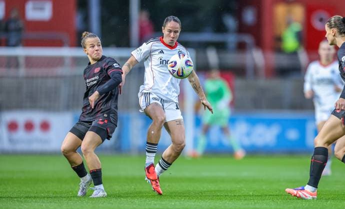 DEU, Leverkusen, Bayer Leverkusen v Eintracht Frankfurt, Google Pixel Bundesliga, DFB, Saison 2526, Ulrich-Haberland-Stadion, 4. Spieltag, im Bild v.l.n.r: Kristin Kögel (Bayer Leverkusen 11), GÃ raldine Reuteler (Eintracht Frankfurt 14) DFB DFL REGULATIONS PROHIBIT ANY USE OF PHOTOGRAPHS AS IMAGE SEQUENCES AND OR QUASI-VIDEO, 25.09.2025, Copyright: HMBxMedia HendrikxHamelau