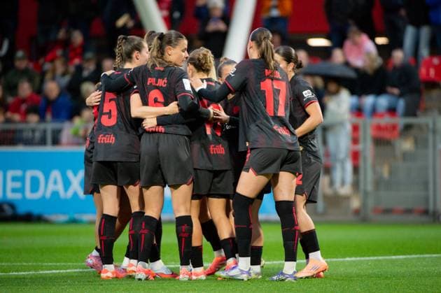 Jubel bei den Bayer Damen über die 1:0 Führung DEU, Leverkusen, 25.09.2025 Fußball, Google Pixel Frauen-Bundesliga, 4. Spieltag, Bayer 04 Leverkusen - Eintracht Frankfurt DIE DFB-RICHTLINIEN UNTERSAGEN JEGLICHE NUTZUNG VON FOTOS ALS SEQUENZBILDER UND ODER VIDEOÄHNLICHE FOTOSTRECKEN