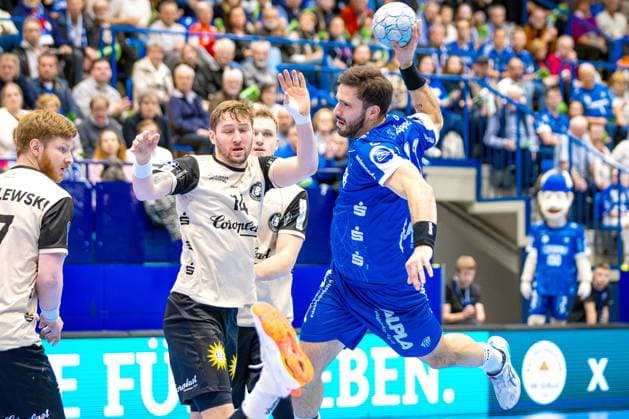25.09.2025, xkwix, Handball, 1. Handball-Bundesliga, DAIKIN HBL 2025 26, TBV Lemgo Lippe - Bergischer HC, PHOENIX CONTACT Arena: Tim Suton (TBV Lemgo Lippe 23) im Zweikampf gegen Gerdas Babarskas (Bergischer HC 14) NRW Deutschland