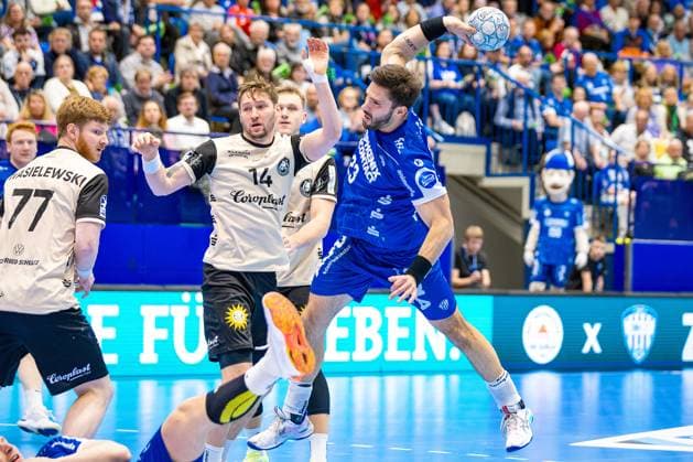 25.09.2025, xkwix, Handball, 1. Handball-Bundesliga, DAIKIN HBL 2025 26, TBV Lemgo Lippe - Bergischer HC, PHOENIX CONTACT Arena: Tim Suton (TBV Lemgo Lippe 23) im Zweikampf gegen Gerdas Babarskas (Bergischer HC 14) NRW Deutschland