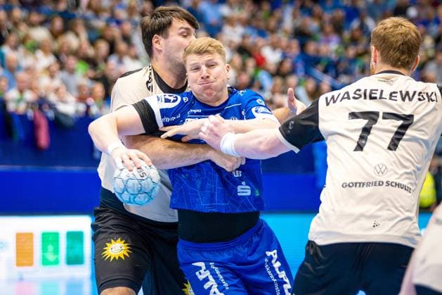 25.09.2025, xkwix, Handball, 1. Handball-Bundesliga, DAIKIN HBL 2025 26, TBV Lemgo Lippe - Bergischer HC, PHOENIX CONTACT Arena: Lukas Hutecek (TBV Lemgo Lippe 2) im Zweikampf gegen Aron Seesing (Bergischer HC 49) NRW Deutschland