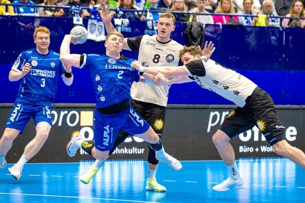 25.09.2025, xkwix, Handball, 1. Handball-Bundesliga, DAIKIN HBL 2025 26, TBV Lemgo Lippe - Bergischer HC, PHOENIX CONTACT Arena: Lukas Hutecek (TBV Lemgo Lippe 2) im Zweikampf NRW Deutschland
