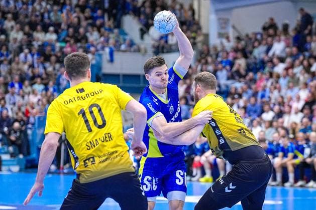 25.09.2025, xydrx, Handball, 1.HBL, VFL Gummersbach - TVB Stuttgart, Schwalbe-Arena: Kay Smits (VFL Gummersbach 31) im Zweikampf gegen Lenny Rubin (TVB Stuttgart 44) Nordrhein-Westfahlen Deutschland